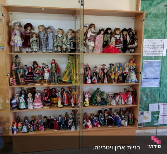 ארון תצוגה עם בובות לבושות בבגדים מסורתיים